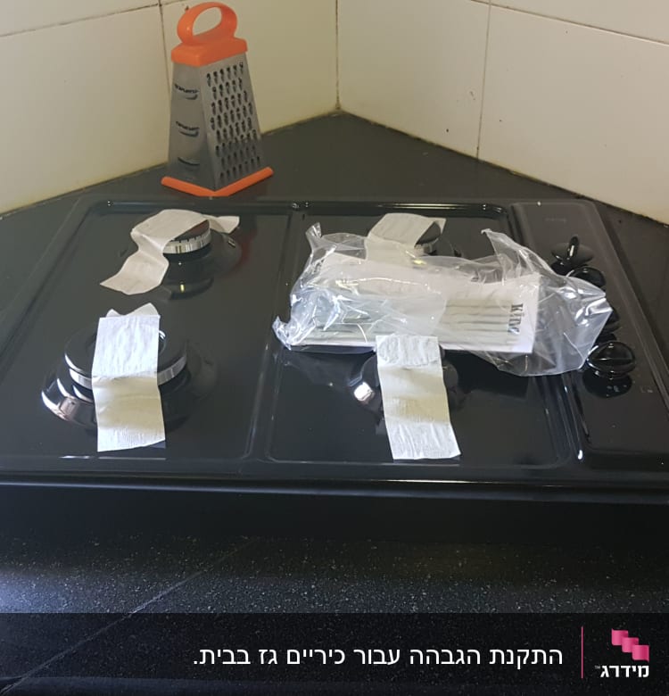 שיש שחור במטבח עם כיריים וגז